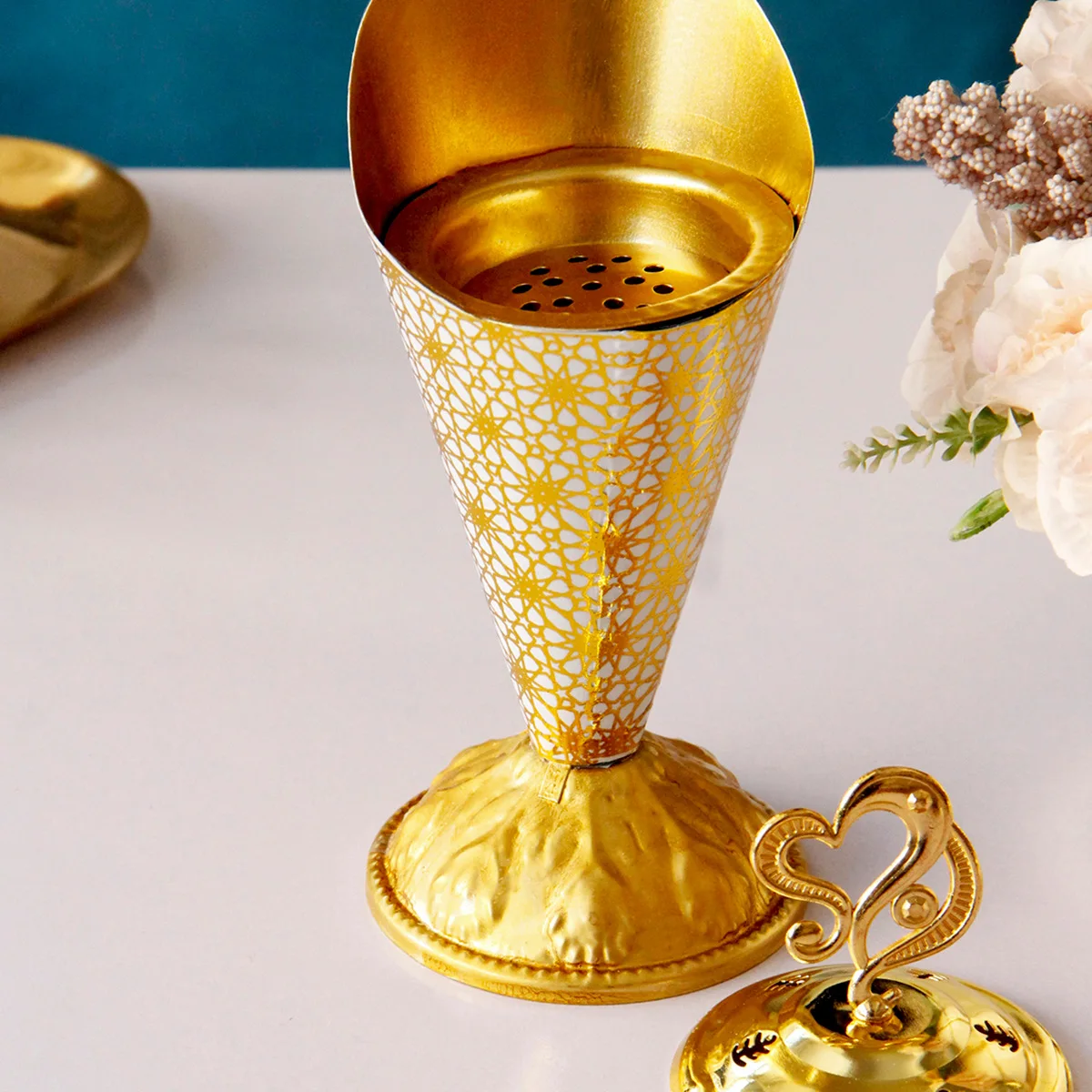 Estilo europeu de ouro padrão de luz de luxo metal queimador de incenso de trabalho a decoração do Oriente Médio Árabe de mão queimador de incenso Imagem 1