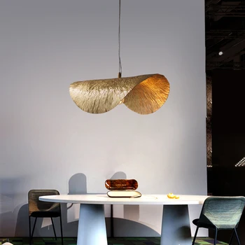Cobre candelabro italiano de design moderno é usado para luxuoso iluminação e decoração simples de restaurantes, lojas e bares