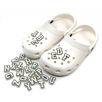Quente 1pcs Letra E o Número de PVC, Sapato de Encantos DIY Luminosa Sapato Aceessories Ajuste Croc Tamancos Fivela de Decorações de Crianças X-mas Presentes